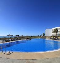 Piscina exterior del Hotel Garbí Costa Luz