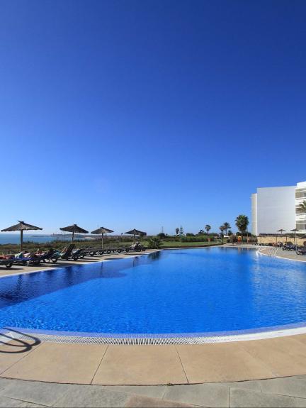 Piscina exterior del Hotel Garbí Costa Luz
