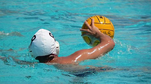 Waterpolo a la piscina de l'Hotel Garbí Costa Luz