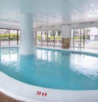 Piscina interior Hotel Garbí Park