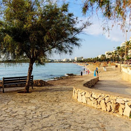 Strandpromenade und mediterranes Flair