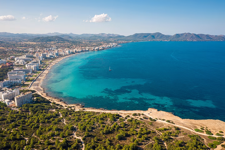 Sorra fina, aigües clares i Mediterrani