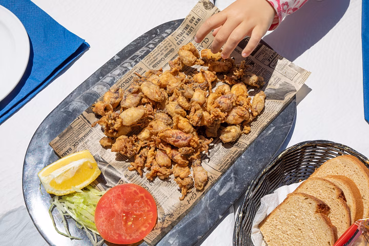 Genießen Sie Conil inmitten von Geschäften und Tapas